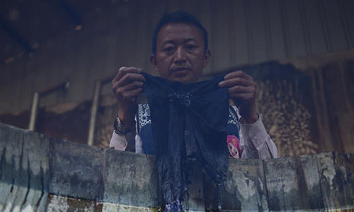 The reversed photo shows artisan Duan Shukun washing the cloth of a tie-dyeing product in Dali, southwest China's Yunnan Province, Nov. 15, 2016. As a traditional folk technique of the Bai ethnic group, tie dyeing was listed in 2006 into state-level intangible cultural heritages. The technique goes through three major steps: making knots, dipping and dyeing, and drying in the sun. The pattern of the cloth is simple and natural, which looks graceful, but not extravagant. Traditional tie-dyeing products are mostly inspired by local scenery and based on blue and white colors. (Xinhua/Li Yan) 