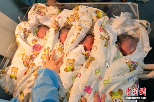 A woman born in the 1980s has given birth to four identical baby girls in Taiyuan, north China's Shanxi province, on Friday. The babies' vital signs are stable. It's said that only one woman among 7.29 million could have quadruplets. [Photo: Chinanews.com]