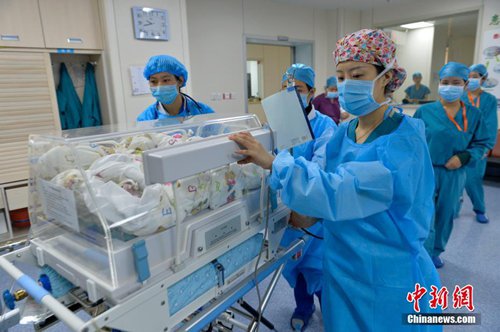 A woman born in the 1980s has given birth to four identical baby girls in Taiyuan, north China's Shanxi province, on Friday. The babies' vital signs are stable. It's said that only one woman among 7.29 million could have quadruplets. [Photo: Chinanews.com]