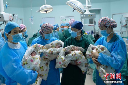 A woman born in the 1980s has given birth to four identical baby girls in Taiyuan, north China's Shanxi province, on Friday. The babies' vital signs are stable. It's said that only one woman among 7.29 million could have quadruplets. [Photo: Chinanews.com]