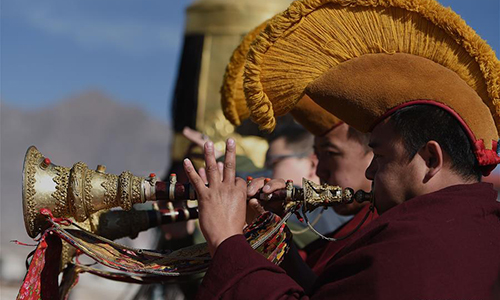 Devotees perform religious ceremony in Lhasa