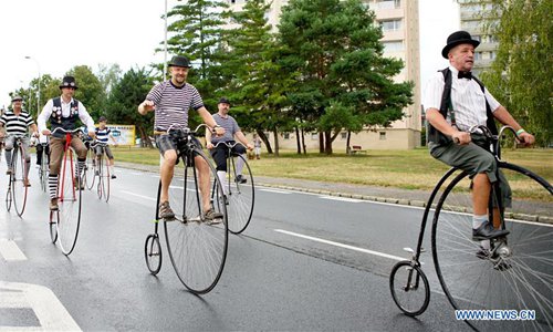 Cyclists celebrate 150th anniversary of first bike race in Czech