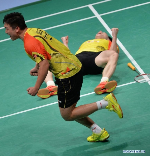  Liu Xiaolong (R) and Qiu Zihan of China celebrate after winning the men's doubles match against South Korea's Ko Sung Hyun/Lee Yong Dae at the finals of the Sudirman Cup World Team Badminton Championships in Kuala Lumpur, Malaysia, on May 26, 2013. Team China won the champion with 3-0. (Xinhua/Chen Xiaowei) 