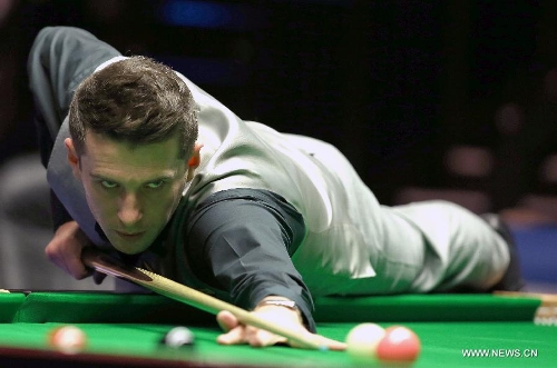  England's Mark Selby competes during the Masters Snooker final against Neil Robertson of Australia in London, Britain, Jan. 20, 2013. (Xinhua/Yin Gang) 