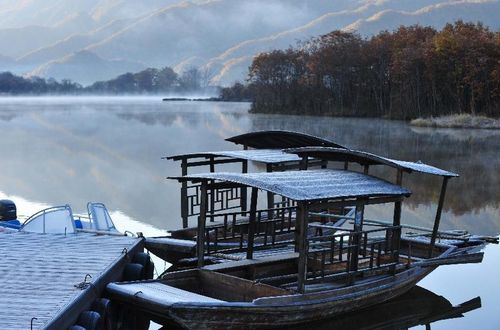 Photo taken on October 17, 2012 shows boats berthed in a dock at the Dajiuhu National Wetland Park in Shennongjia in Central China's Hubei Province. The Dajiuhu wetlands, made up of nine lakes, is the largest wetlands in area with highest altitude in Central China. Photo: Xinhua