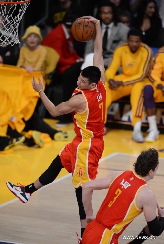 Jeremy Lin (L) of Houston Rockets takes a rebound during the NBA game against Los Angeles Lakers in Los Angeles, on April 17, 2013. The Lakers won 99-95. (Xinhua/Yang Lei) 