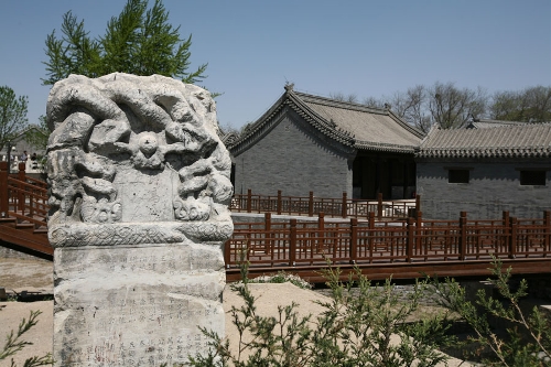 A Qing Dynasty stone tablet(Photo: CRIENGLISH.com/ Wang Zhi)A Hutong is a traditional alley, characteristic of an old Beijing city. A total of 7000 Hutongs have been built throughout the capital in straight lines under strict construction guildlines. The longest Hutong starts from the Beijing Legation Quarter, Dong Jiao Min Xiang,to the Xijiao Min Xiang, and has a total length of 6.5 kilometers, while the shortest Hutong is One-inch Street at only several meters' long. The narrowest Hutong is only about 0.7 meters wide. Therefore, people carrying even a little bit of extra weight have to hold their breath to pass through it. Formed during the Yuan, Ming and Qing, dynasties thousands of Hutongs surround the supreme Imperial Palace from all directions. They are woven into the fabric of people's daily lives.