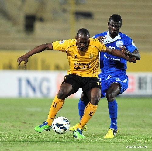  Brahima Keita (L) of Kuwait's Qadsia SC vies with Solaman Takyi of Tajikistan's Ravshan SC during their AFC Cup football match in Kuwait City, Kuwait, on April 3, 2013. Qadsia won the match 3-0. (Xinhua/Noufal Ibrahim) 