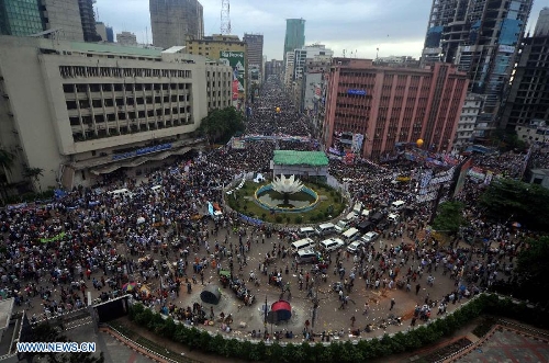 Supporters of 18 opposition parties take part in a mass rally at Motijheel area in Dhaka, capital of Bangladesh, on May 4, 2013. Bangladesh's main opposition in parliament Saturday evening slapped a 48-hour ultimatum on Prime Minister Sheikh Hasina's government to announce the restoration of a non-party caretaker government system. (Xinhua/Shariful Islam) 