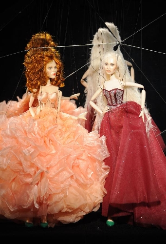 Marionettes present creations of FH por Fause Haten during Sao Paulo Fashion Week at FAAP Theater in Sao Paulo, Brazil, March 20, 2013. The Sao Paulo Fashion Week Summer 2013/14 lasts from March 18 to 22. (Xinhua/Weng Xinyang)  