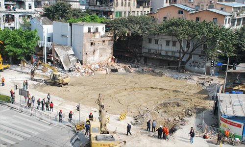 Onlookers surround a construction site of metro Line 6 in Guangzhou, Guangdong Province as crews fill in a sinkhole that appeared on Monday. Photo: CFP