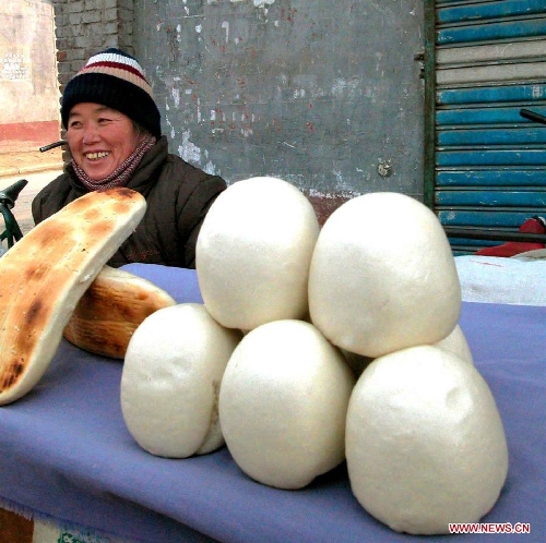  A vendor sells a traditional Spring Festival food, namely 