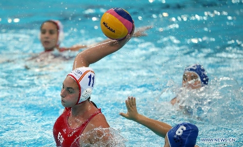 M. Carmen Garcia (L) of Spain shoots during the final for the 5th and 6th rank against Italy at the 2013 FINA Women's Water Polo World League Super Final in Beijing, capital of China, June 6, 2013. Spain won 10-8 to rank the 5th of the event. (Xinhua/Li Ming) 