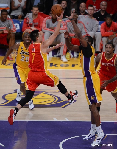 Jeremy Lin (C) of Houston Rockets goes to the basket during the NBA game against Los Angeles Lakers in Los Angeles, on April 17, 2013. The Lakers won 99-95. (Xinhua/Yang Lei) 