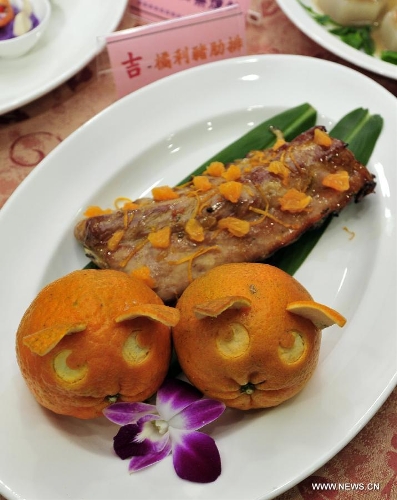 Photo taken on Jan. 23, 2013 shows a creative dish in Taipei, southeast China's Taiwan. Dieticians from Taiwan University Hospital created ten dishes mostly made from vegetables and fruits, promoting a healthy dinner in the coming Spring Festival. (Xinhua/Wu Ching-teng)