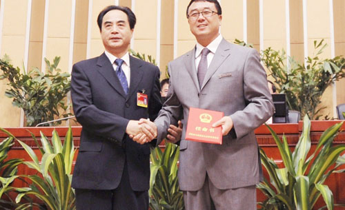 File photo: Wang Lijun (R) was elected vice mayor of Chongqing Municipality on May 27, 2011. Photo: chinanews.com