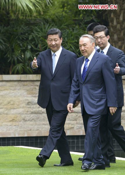 Chinese President Xi Jinping (L) welcomes visiting Kazakh President Nursultan Nazarbayev ahead of their talks in Sanya, South China's Hainan Province, April 6, 2013. Visiting China as Xi's guest, Nazarbayev will also attend the opening ceremony of the annual Boao Forum for Asia on Sunday in Hainan. (Xinhua/Li Xueren)