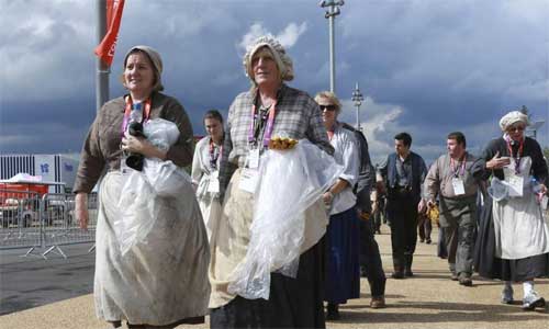 Performers are going to the Olympic Park for rehearsal in London. Photo: Xinhua 