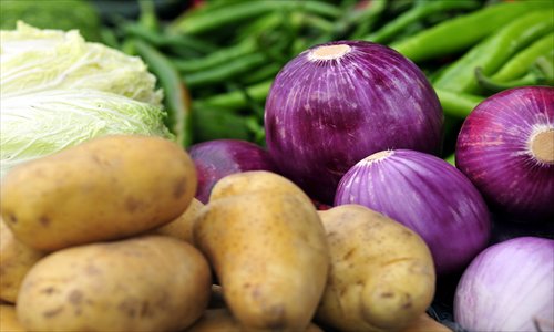 Small-scale farmers' markets provide safe and fresh, reasonably-priced produce which is easily accessible to Shanghai's urban population. Photos: CFP and Cai Xianmin/GT