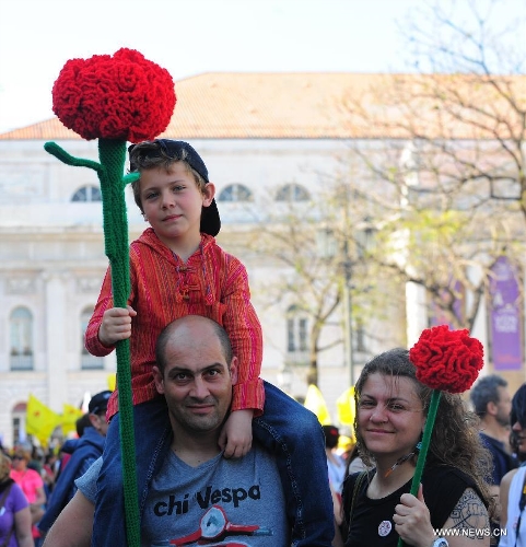 Portuguese parade in downtown Lisbon, Portugal, on April 25, 2013, celebrating the 39th anniversary of the victory of the Carnation Revolution on April 25, 1974. (Xinhua/Zhang Liyun) 