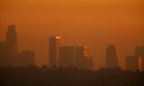 The downtown skyline is enveloped in smog shortly before sunset on November 17, 2006 in Los Angeles, California. Photo: CFP