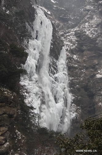 Photo taken on Jan. 6, 2013 shows the scene of a frozen waterfall in the Lushan Mountain in Jiujiang, east China's Jiangxi Province. (Xinhua/Wei Dongsheng) 