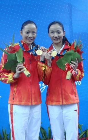 Jiang Tingting &Jiang Wenwen, Chinese water ballet team. Photo: www.fjsen.com