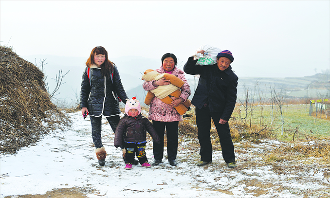 Kang Xiaojuan's parents and son see her off at the roadside. Photo: CFP