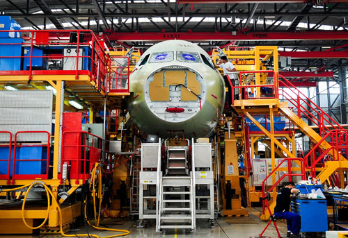 Workers assemble an Airbus A320 passenger plane in a general factory in north China's Tianjin Municipality, September 25, 2012. Tianjin is shaping its aviation and aerospace industry based on the making of aircrafts, large rockets, satellites and space labs. The total output value of the city's aviation and aerospace industry reached 22.77 billion yuan ($3.6 billion) in 2011, growing 33.8 percent on a year-on-year basis. Photo: Xinhua