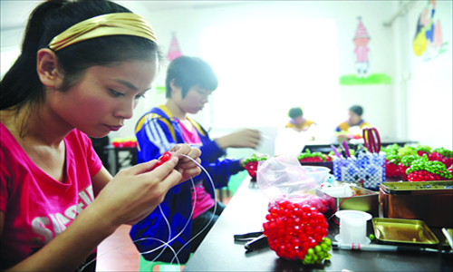 Qiu Jian prepares decorations for her wedding with her fellow residents. Photo: CFP