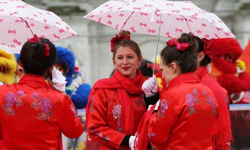 People gather in front of the City Hall of Paris celebrating the Chinese Lunar New Year, France, Feb. 10, 2013. Chinese overseas in France organized performances here on Sunday as part of the celebrations of the Chinese Lunar New Year of Snake. Photo: Xinhua
