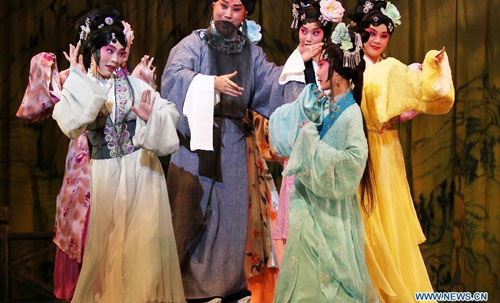 Actors perform to the media during a rehearsal for a special show of elderly and upright male characters in traditional Beijing Opera in Taipei, southeast China, June 14, 2012. The Beijing Opera troupe of Taiwan College of Performing Arts will hold the show from June 15 to 17 here. Photo: Xinhua