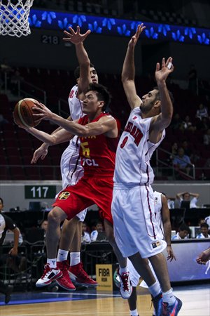 China's Chen Jianghua (in red) goes to the basket against Bahrain  on Wednesday. Photo: CFP  