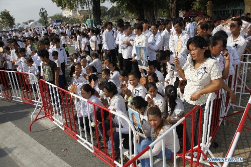 People attend the funeral procession of the late King Father Norodom Sihanouk in Phnom Penh, Cambodia, Feb. 1, 2013. The body of late King Father Norodom Sihanouk was carried from the Palace in a procession to a custom-built crematorium at the Veal Preah Meru Square next to the Palace on Friday. The body will be kept for another three days and then will be cremated on Feb. 4. (Xinhua/Phearum)