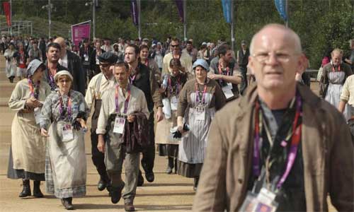 Performers are going to the Olympic Park for rehearsal in London. Photo: Xinhua
