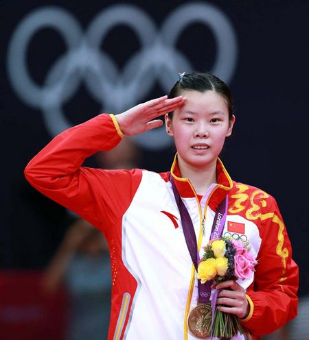 China's Li Xuerui attends awarding ceremony of women's badminton singles, at London 2012 Olympic Games in London, Britain, August 4, 2012. China's Li Xuerui won the gold medal. Photo: Xinhua