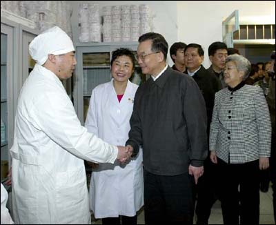 Chinese Premier Wen Jiabao visits You'an Hospital in Beijing to express gratitude and appreciation for medical workers involved in treating severe acute respiratory syndrome (SARS) patients on behalf of the Chinese Communist Party (CPC) Central Committee and State Council, April 12, 2003. (Xinhua File Photo)