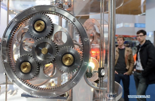 Visitors look at equipments on display during the Hannover Industrial Exposition in Hannover, Germany, on April 8, 2013. With the theme of Integrated Industry, Hannover Messe 2013 has attracted the participation of approximately 6,500 exhibitors, making this year's exposition the largest in recent ten years. (Xinhua/Ma Ning) 