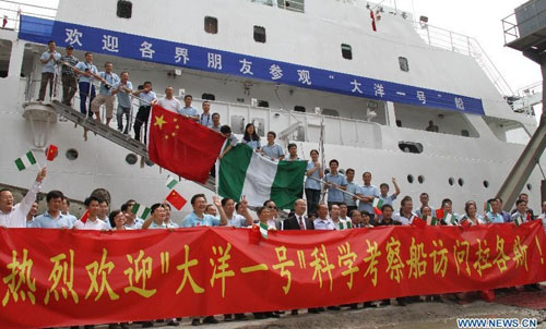 Overseas Chinese welcome the Chinese research vessel Dayang Yihao in Lagos, Nigeria, on August 19, 2012. Dayang Yihao, or Ocean One, on Friday arrived in Lagos, Nigeria's commercial hub, on a joint scientific research mission with Nigerian scientists. Photo: Xinhua