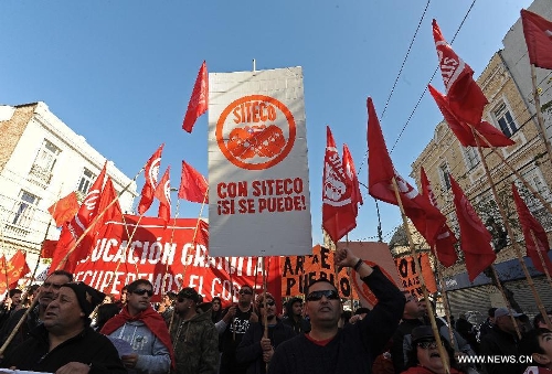 Protesters shout slogans during a protest called by the Worker's United Center (CUT, by its Spanish acronym), The School of Teachers, and social organizations, in Valparaiso, Chile, on May 21, 2013. The protest was performed simultaneously with the delivery of the last management report by president Sebastian Pinera before Chile's National Congress. (Xinhua/Jorge Villegas) 