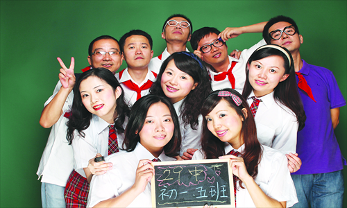 Former middle school classmates born in the 1970s put on uniforms and red scarfs, and pose for a picture in Chongqing on October 17. Photo: CFP