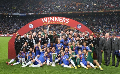 Team members of Chelsea pose for a picture after the Europa League final soccer match against Benfica in Amsterdam, the Netherlands, on May 15, 2013. Chelsea won 2-1 to claim the title. (Xinhua/Rick Nederstigt) 