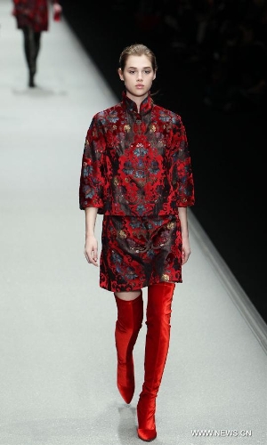 A model presents a creation by designer Shiatzy Chen from China's Taiwan as part of her Fall-Winter 2013/2014 women's ready-to-wear fashion collection during Paris Fashion Week, in Paris, France, March 5, 2013. (Xinhua/Gao Jing) 