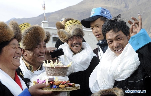 Farmers of the Tibetan ethnic group attend a ceremony to celebrate the starting of spring plowing at Deqing Village of Dazi County, southwest China's Tibet Autonomous Region, March 16, 2013. (Xinhua/Chogo) 