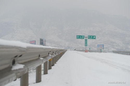   The closed Beijing-Kunming Expressway is covered with snow in Tangxian County, north China's Hebei Province, Jan. 20, 2013. Snow fell in most parts of Hebei Province on Jan. 19 evening and 19 expressways in the province have been closed. (Xinhua/Zhu Xudong)  