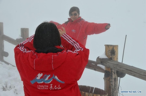 A tourist poses for photo at the Changbai Mountain in northeast China's Jilin Province, May 19, 2013. (Xinhua/Zhang Jian)