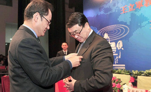 File photo: Wang Lijun (R), Chongqing's former vice mayor and police chief, accepts the position of associate professor at Beijing University of Posts and Telecommunications on December 4, 2011.