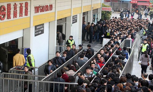 Commuters walk through the zigzag queue outside of Yingao Road West Station on metro Line 3 Monday. The line has transported an additional 100,000 daily passengers this year. Since the end of last month, the metro operator has had to restrict passenger flow during the morning rush hour to ease the pressure on the line. Photo: Cai Xianmin/GT