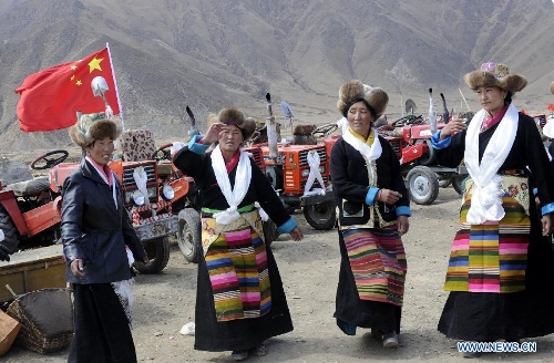 Farmers of the Tibetan ethnic group attend a ceremony to celebrate the starting of spring plowing at Deqing Village of Dazi County, southwest China's Tibet Autonomous Region, March 16, 2013. (Xinhua/Chogo) 