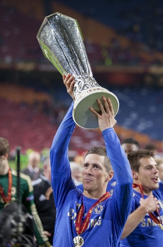 Chelsea's Fernando Torres lifts the trophy after the Europa League final soccer match against Benfica in Amsterdam, the Netherlands, on May 15, 2013. Chelsea won 2-1 to claim the title. (Xinhua/Rick Nederstigt) 